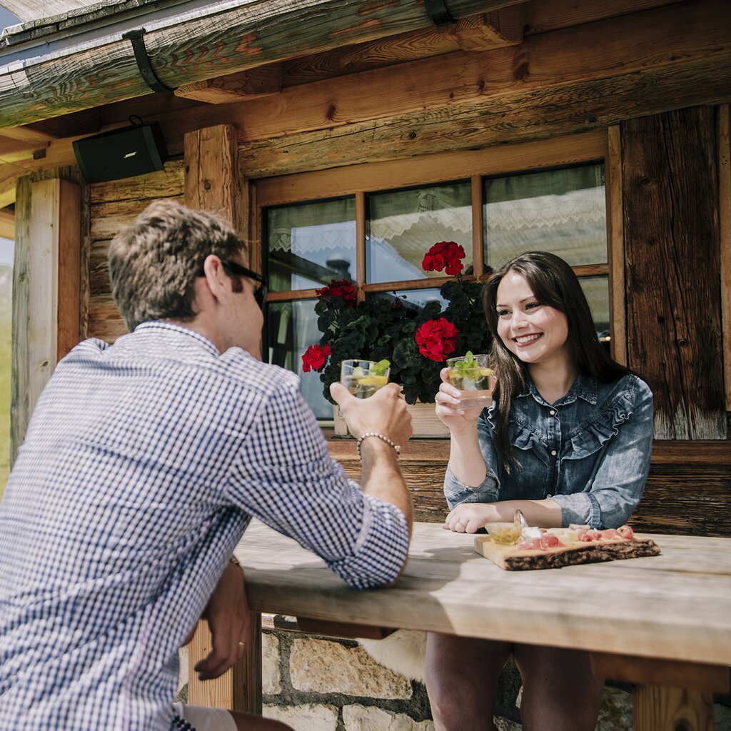 Persone che fanno un aperitivo fuori da un rifugio in Val di Fassa | © Federico Modica - Archivio Immagini ApT Val di Fassa