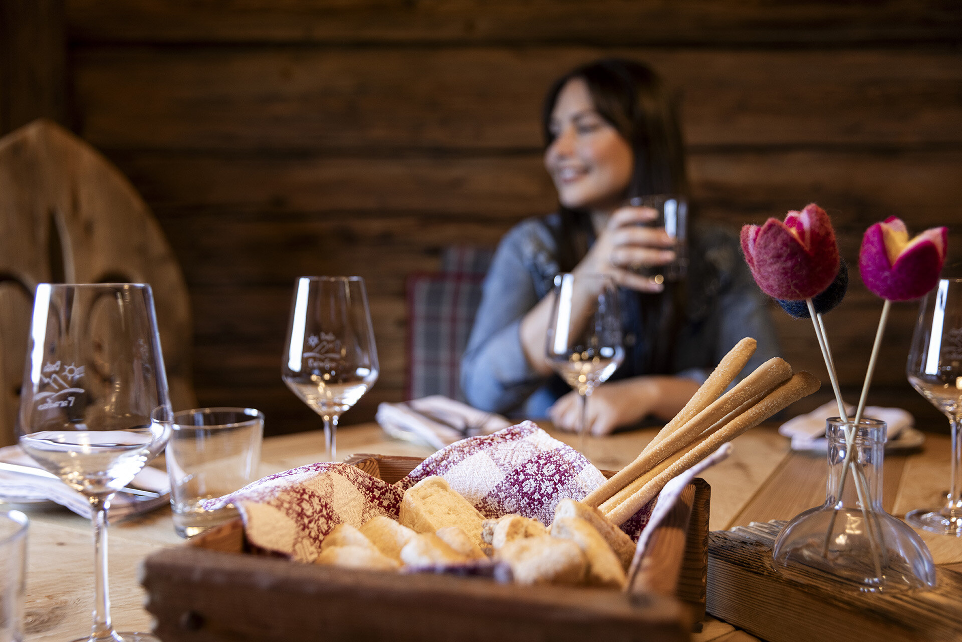 Ragazza seduta al tavolo di in un rifugio sulle Dolomiti in Val di Fassa | © Federico Modica - Archivio Immagini ApT Val di Fassa