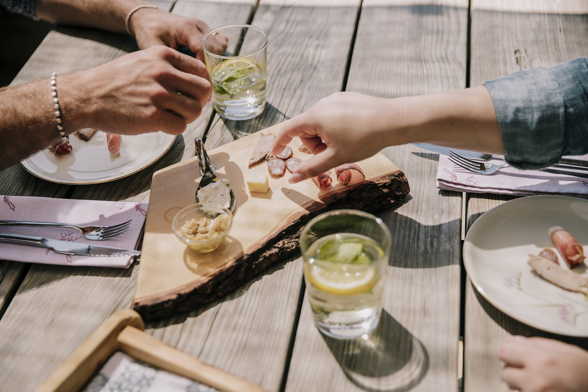 Aperitivo in rifugio con tagliere di prodotti locali in Val di Fassa | © Federico Modica - Archivio Immagini ApT Val di Fassa
