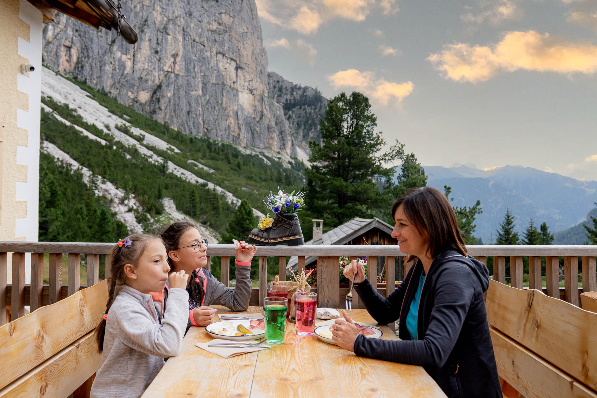 Famiglia che mangia fuori da una malga sulle Dolomiti in Val di Fassa | © Mattia Rizzi - Archivio Immagini ApT Val di Fassa