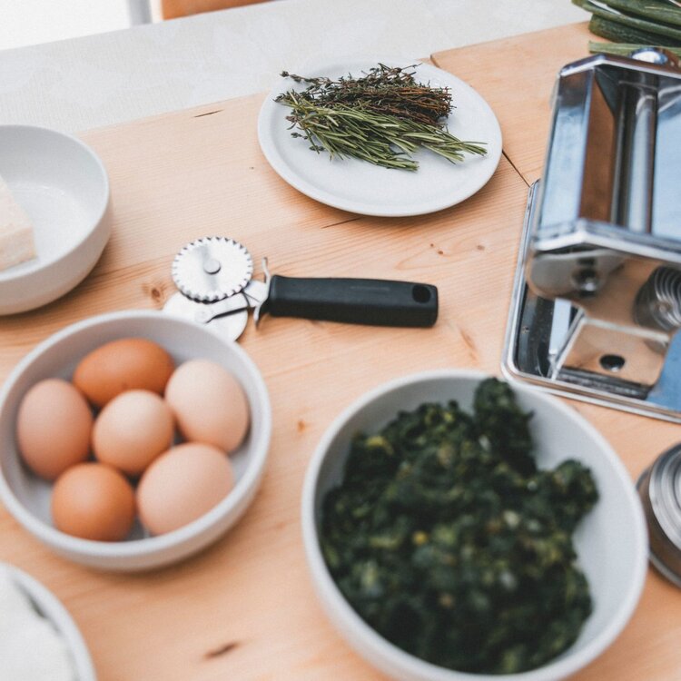 Tavolo con ingredienti per una lezione di cucina tipica ladina | © Archivio Immagini ApT Val di Fassa - Federico Modica