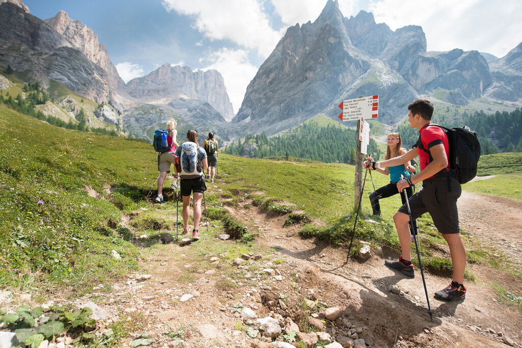 Persone che fanno un trekking sulle Dolomiti in Val di Fassa