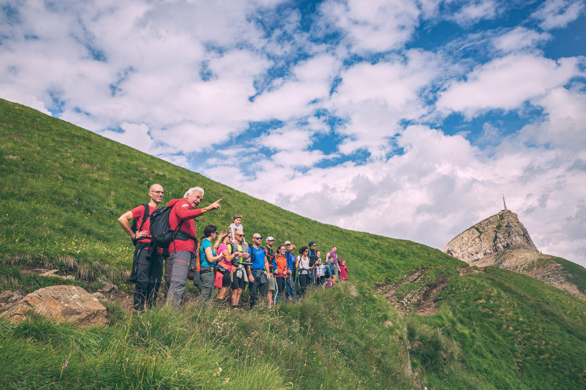 Guida mentre accompagna un gruppo di persone a scoprire la natura delle Dolomiti in Val di Fassa | © Patricia Ramirez - Archivio Immagini ApT Val di Fassa