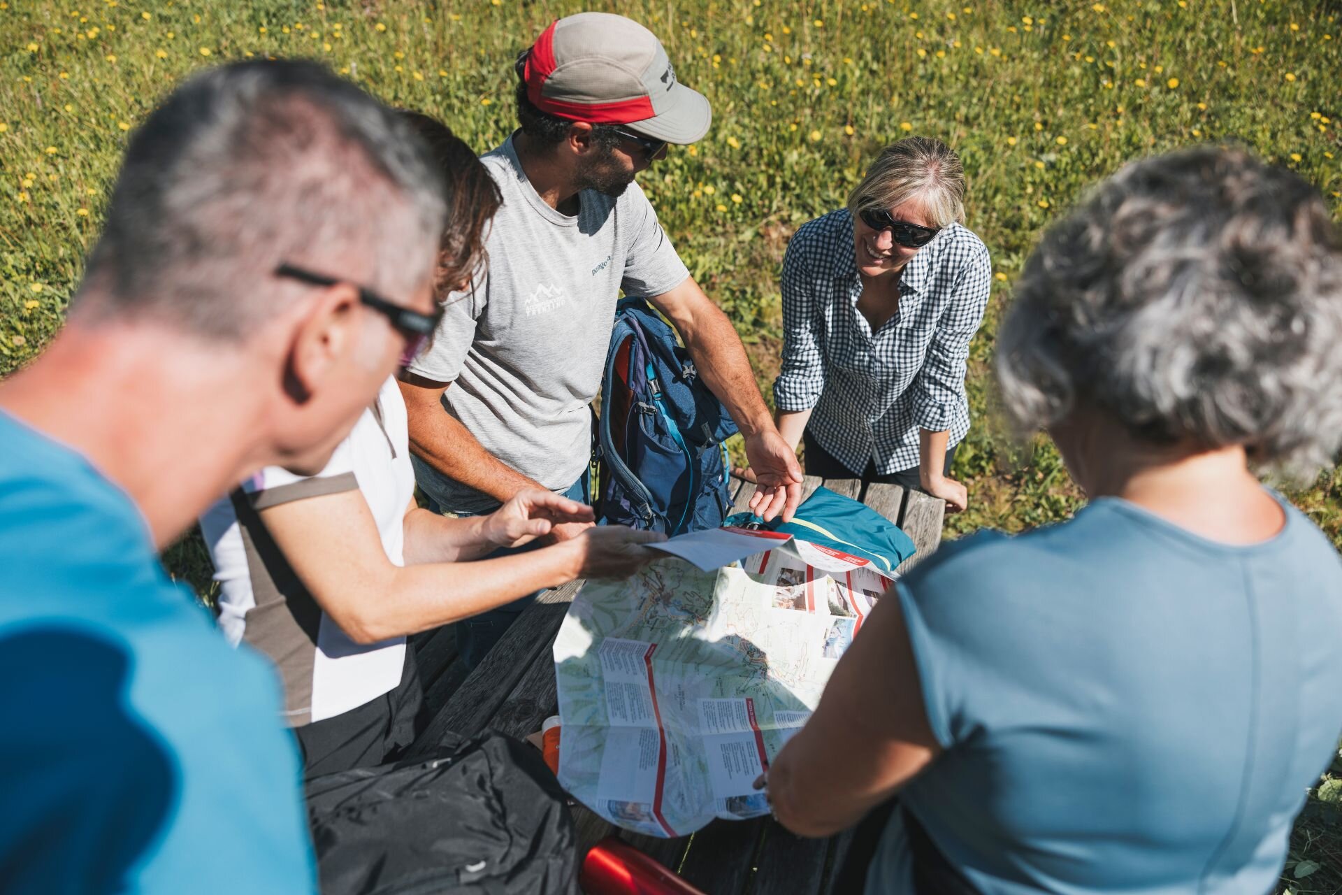 Momento di istruzione su come orientarsi in montagna | © Federico Modica - Archivio Immagini ApT Val di Fassa