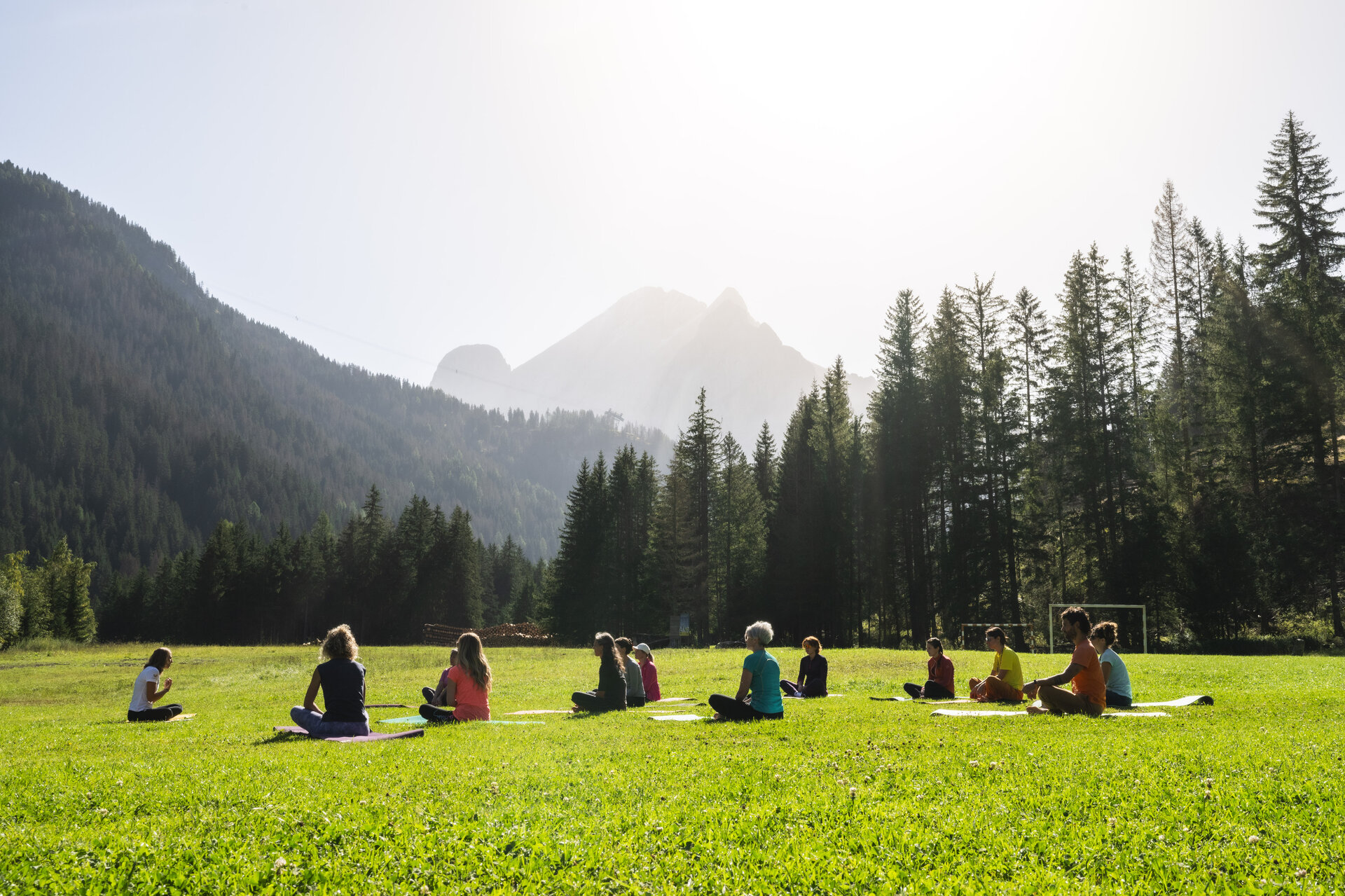 Yoga in un prato a Canazei in Val di Fassa, sotto alla Marmolada | © Archivio Immagini ApT Val di Fassa