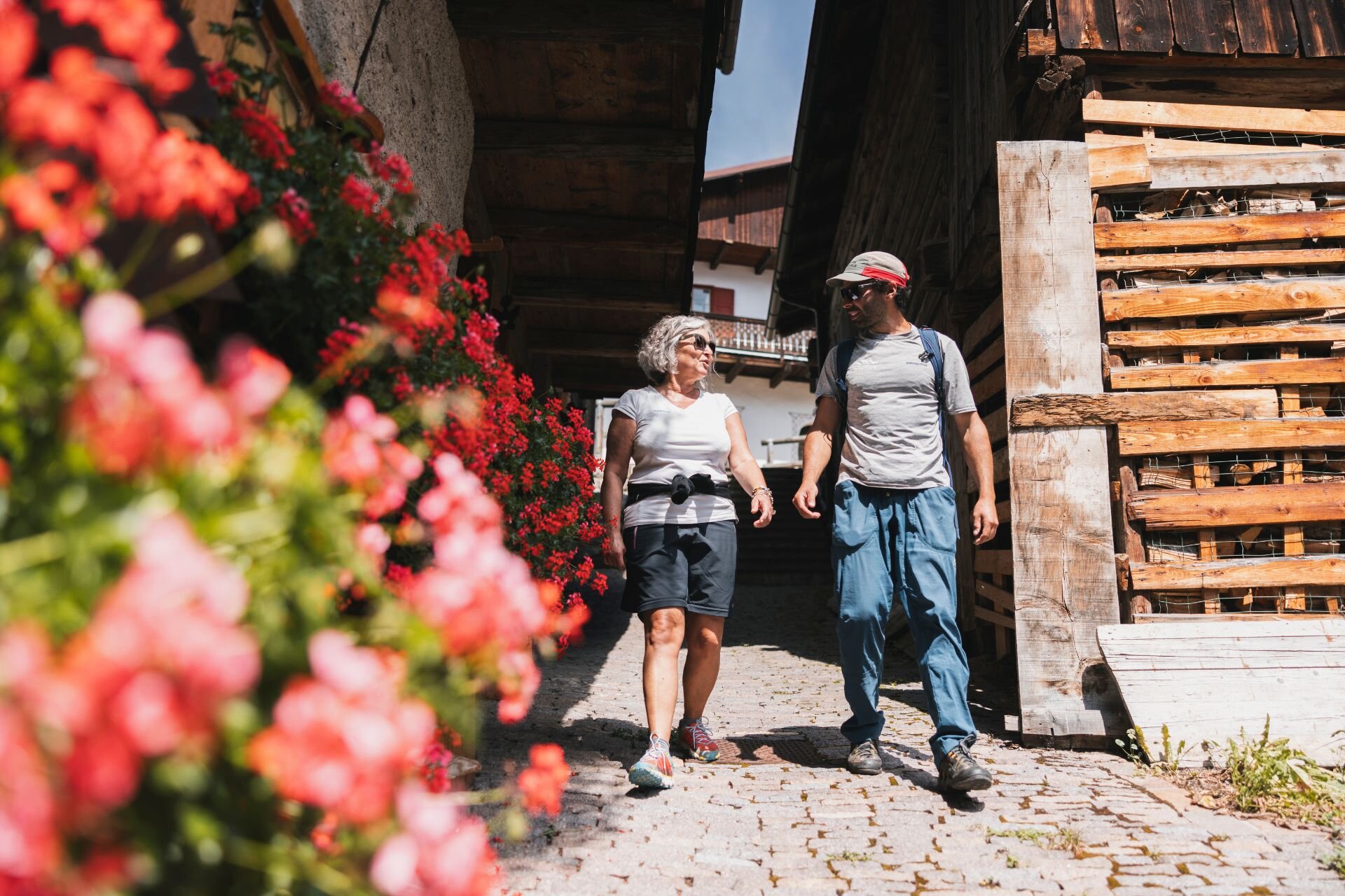 Camminata nel centro del paese di Canazei | © Federico Modica - Archivio Immagini ApT Val di Fassa