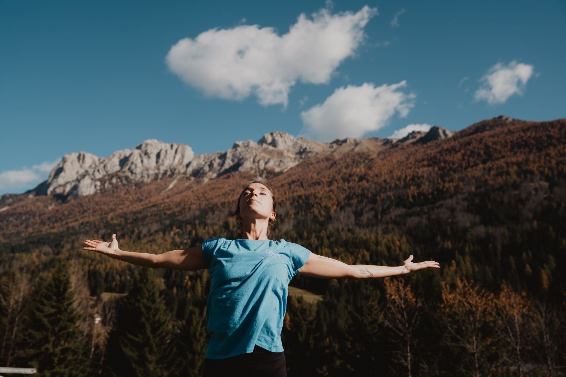 Insegnante di Pilates durante una sessione all'aperto fra le Dolomiti di Fassa | © Mattia Rizzi - Archivio Immagini ApT Val di Fassa