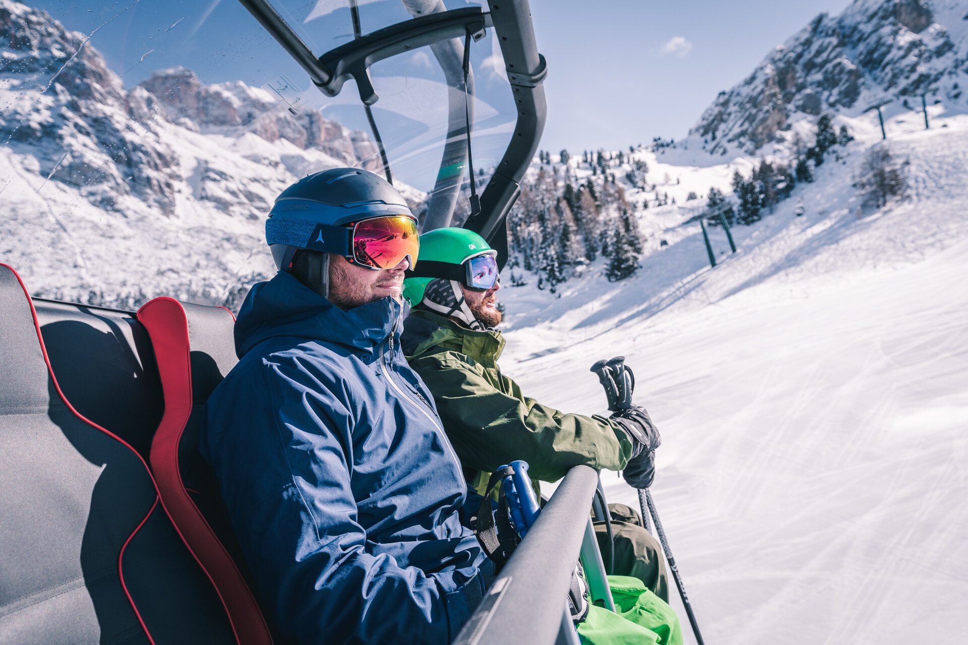 Persone che sorridono mentre salgono in quota in seggiovia in Val di Fassa | © Patricia Ramirez - Archivio Immagini ApT Val di Fassa