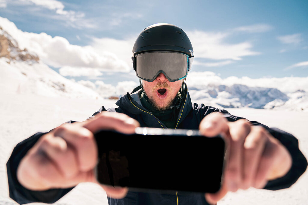Persona che si scatta un selfie con la vista delle Dolomiti 