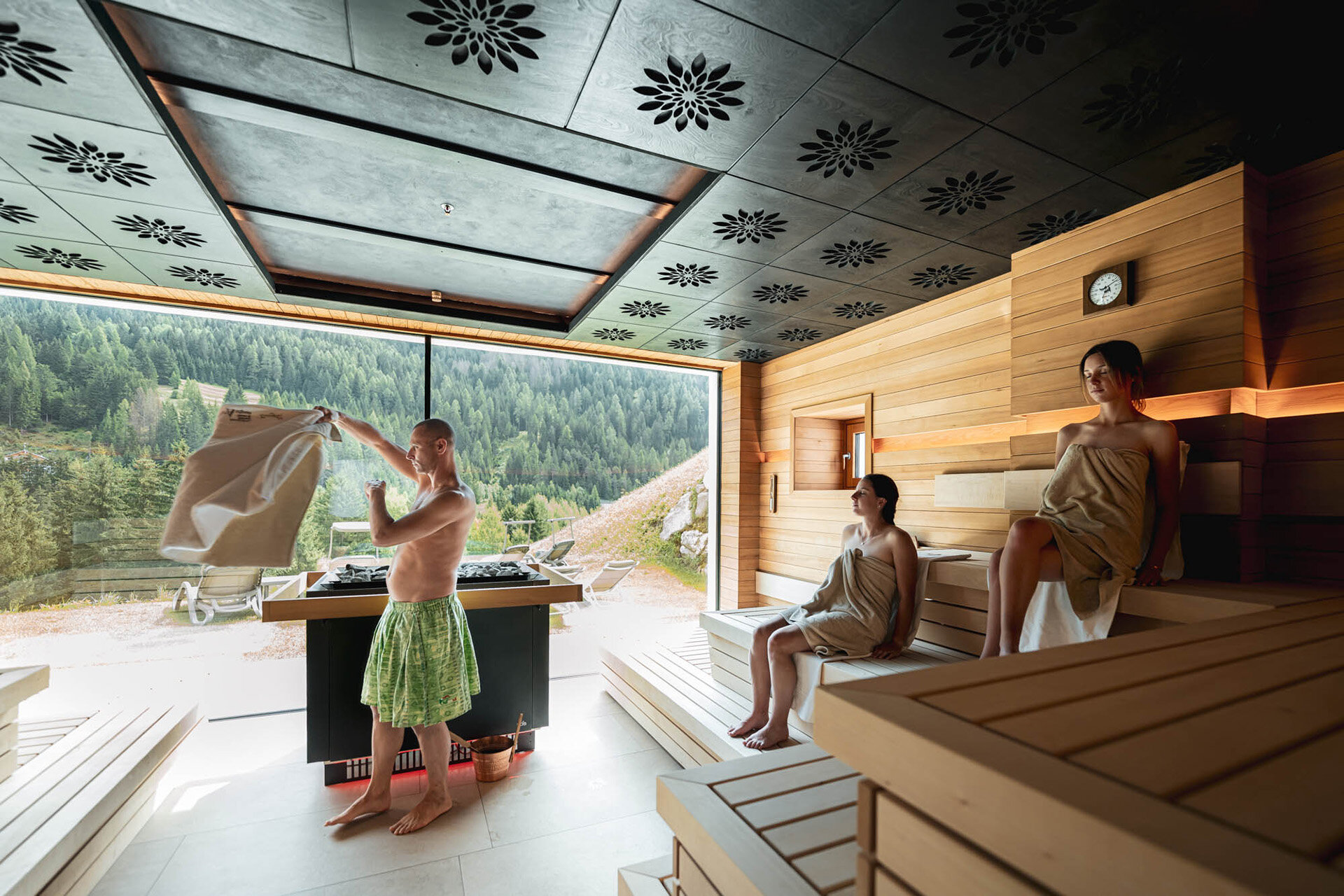 Aufguss in un centro benessere con vista in Val di Fassa | © Mattia Rizzi - Archivio Immagini ApT Val di Fassa