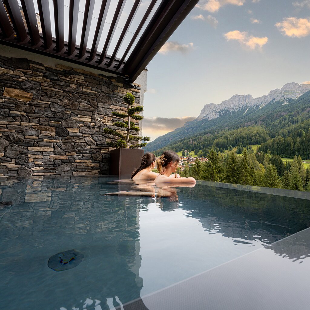 Piscina esterna con vista sulle Dolomiti in un hotel a Soraga in Val di Fassa | © Mattia Rizzi - Archivio Immagini ApT Val di Fassa 