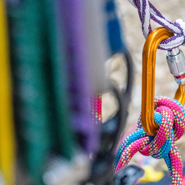 Moschettone colorato per arrampicata | © Anette Andersson