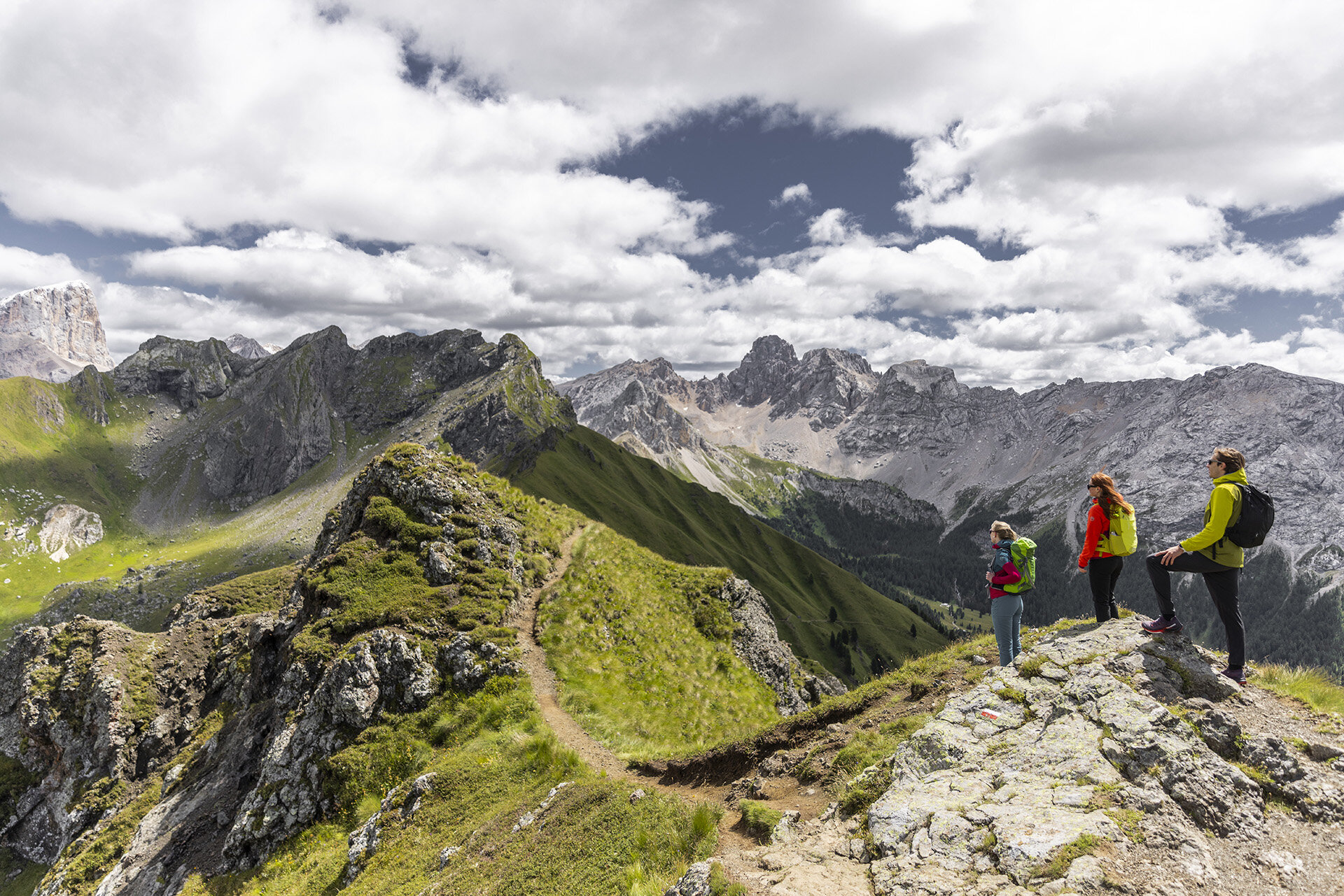 Persone che ammirano il paesaggio durante un trekking al Ciampac, sulle Dolomiti in Val di Fassa | © Mattia Rizzi - Archivio Immagini ApT Val di Fassa