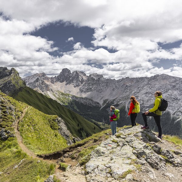 Persone che ammirano il paesaggio durante un trekking al Ciampac, sulle Dolomiti in Val di Fassa | © Mattia Rizzi - Archivio Immagini ApT Val di Fassa