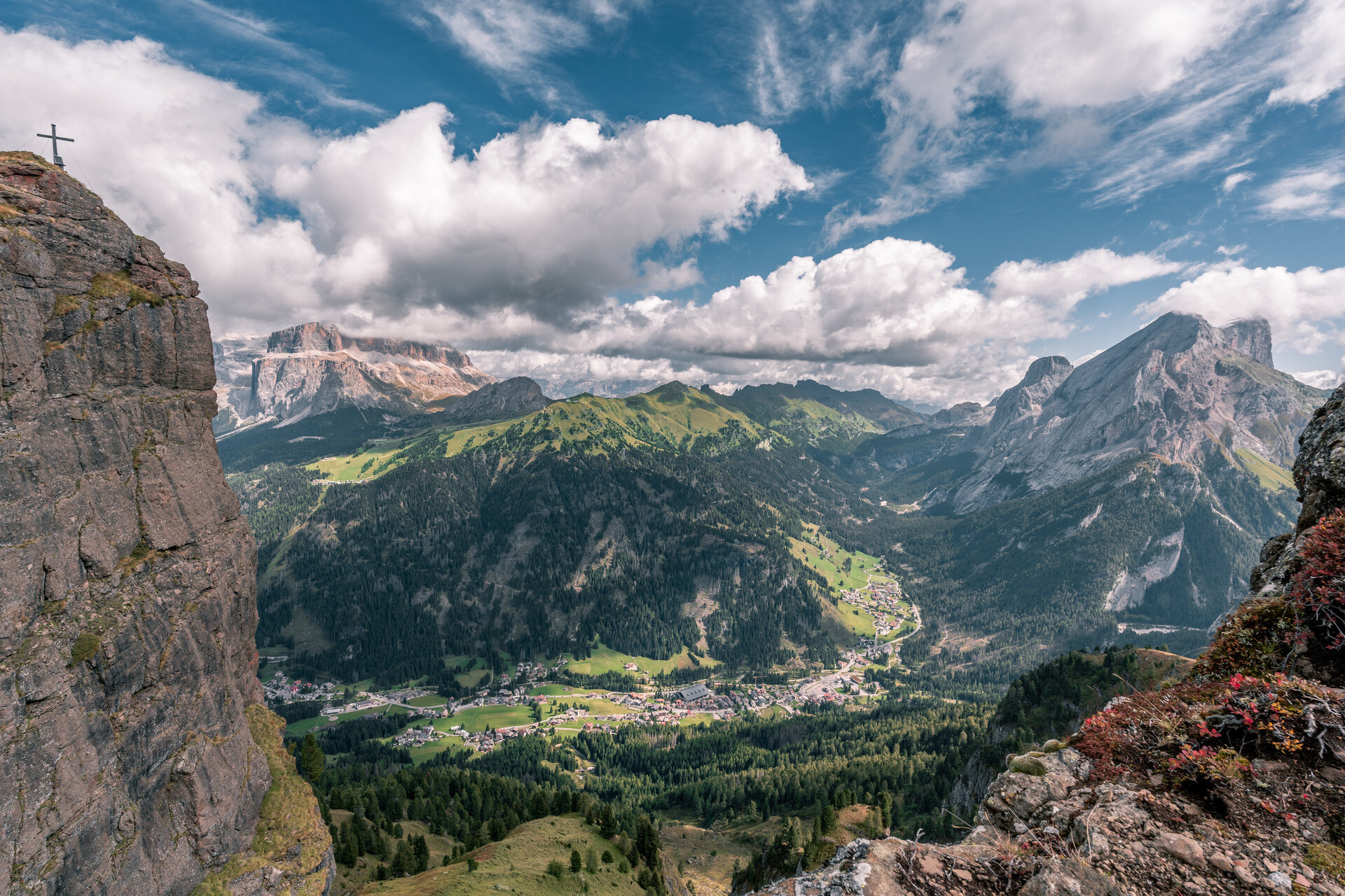 Visione dall'alto di una vallata alpina in estate | © Archivio immagini ApT Val di Fassa