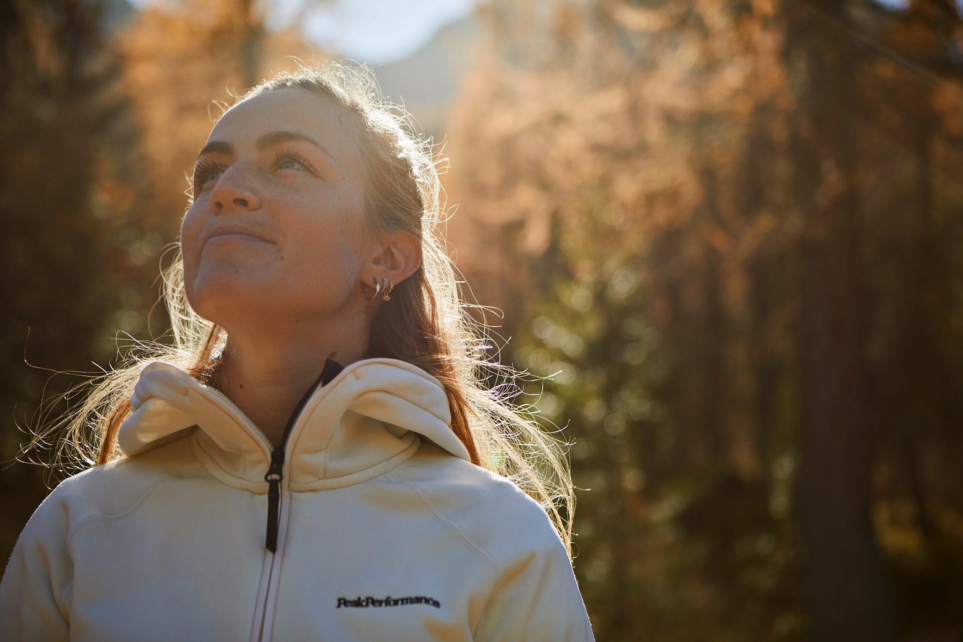 Ragazza nel bosco in autunno in Val di Fassa | © Fulvio Maiani Coolpixel - Archivio Immagini APT Val di Fassa