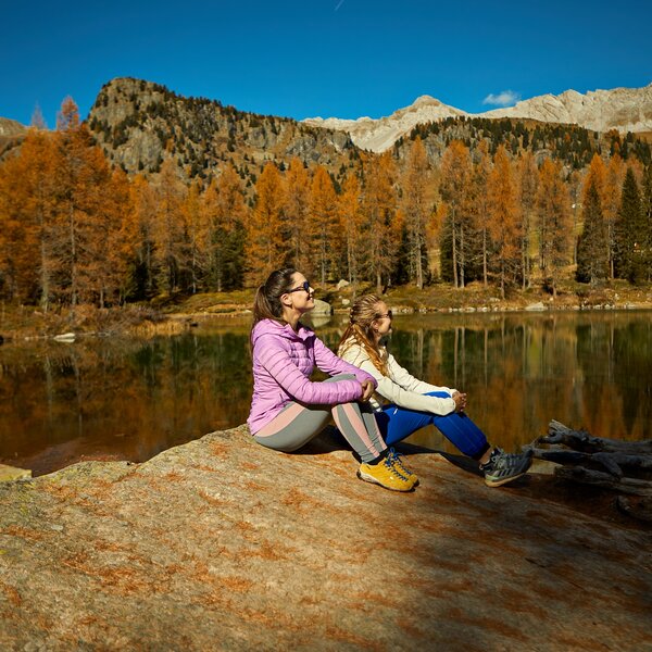 Persone sulle sponde del Lago di San Pellegrino in autunno, Val di Fassa | © Fulvio Maiani Coolpixel - Archivio Immagini APT Val di Fassa