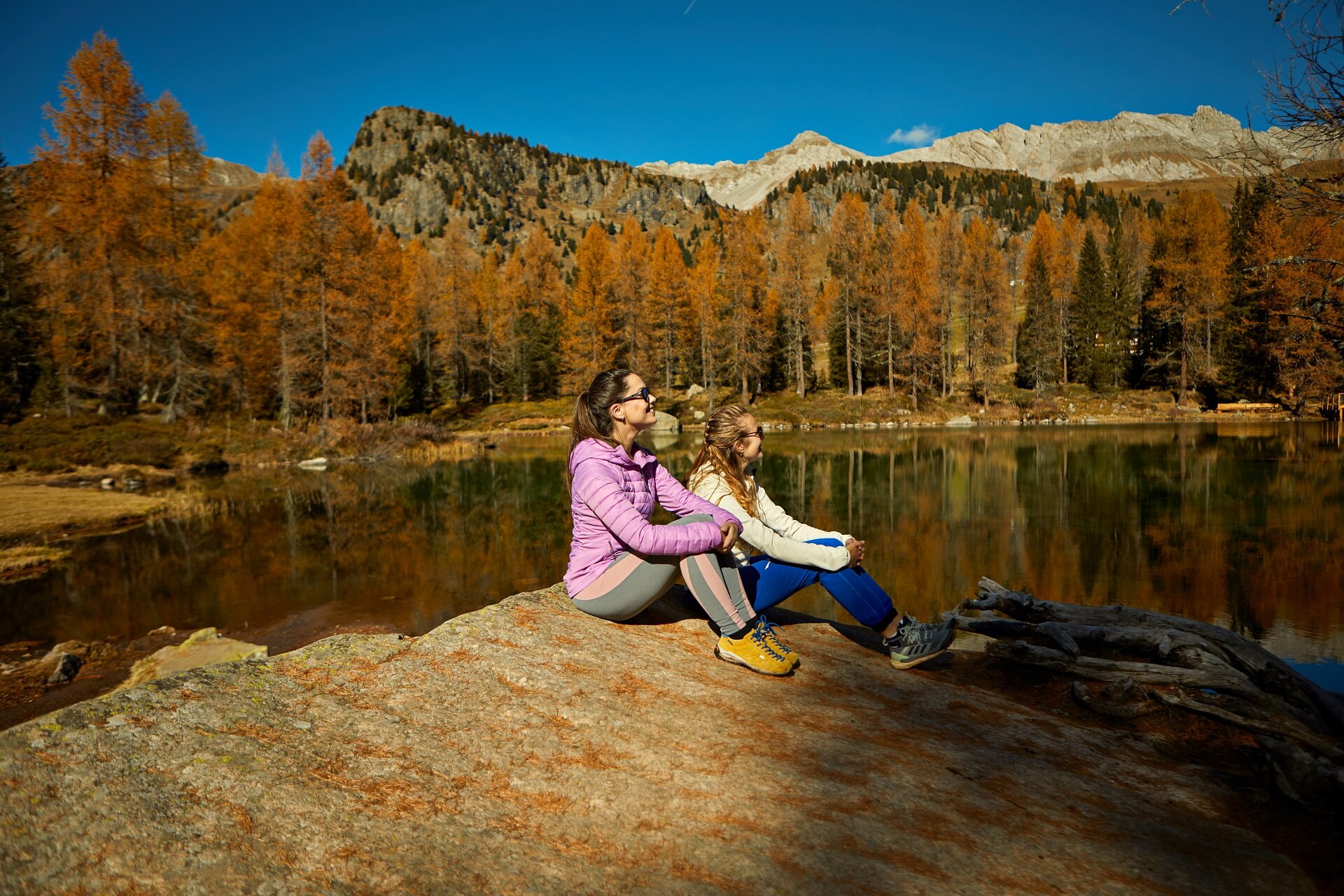 Persone sulle sponde del Lago di San Pellegrino in autunno, Val di Fassa | © Fulvio Maiani Coolpixel - Archivio Immagini APT Val di Fassa