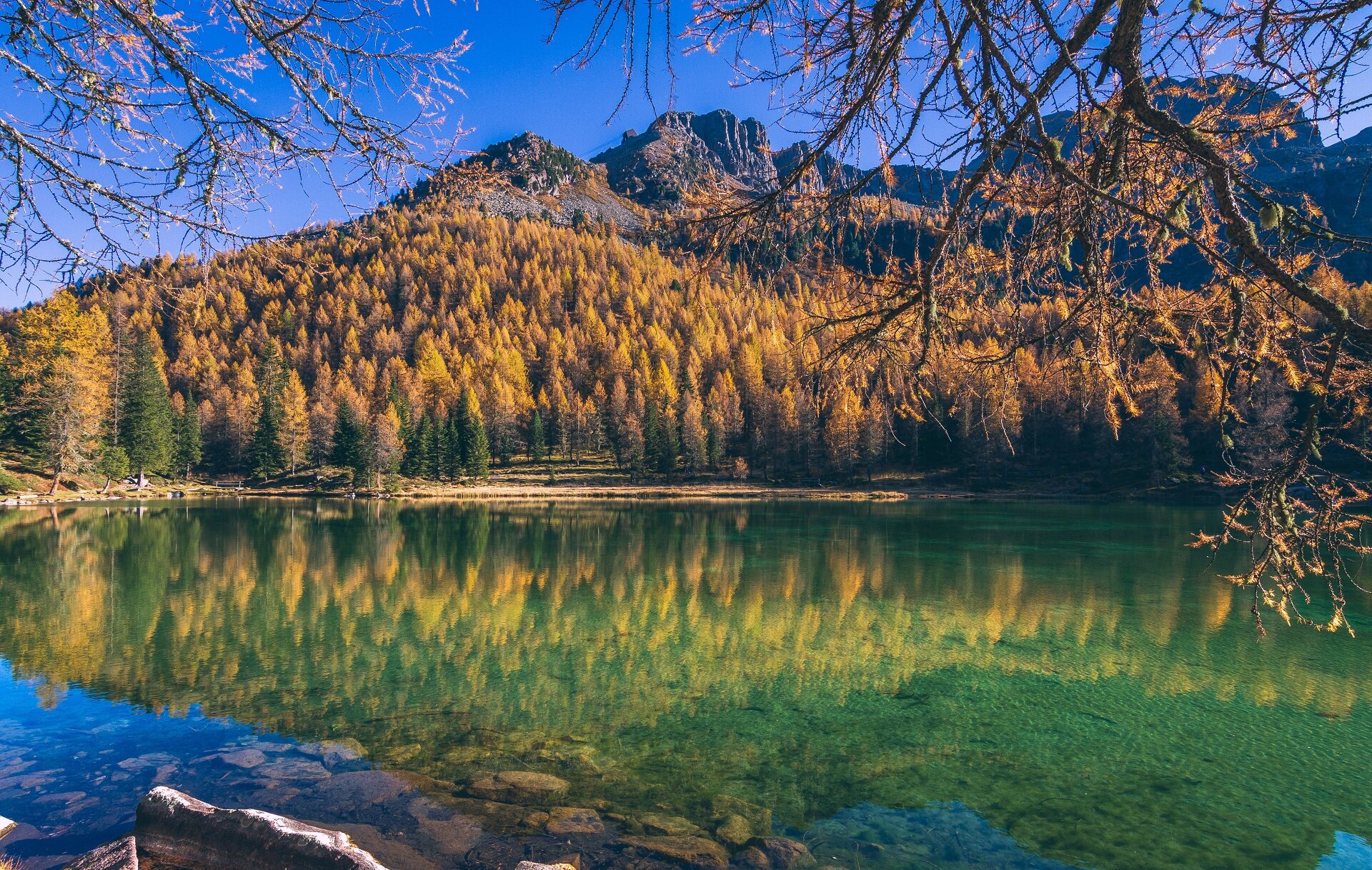 Il lago di San Pellegrino in Val di Fassa in autunnp | © Patricia Ramirez - Archivio Immagini APT Val di Fassa