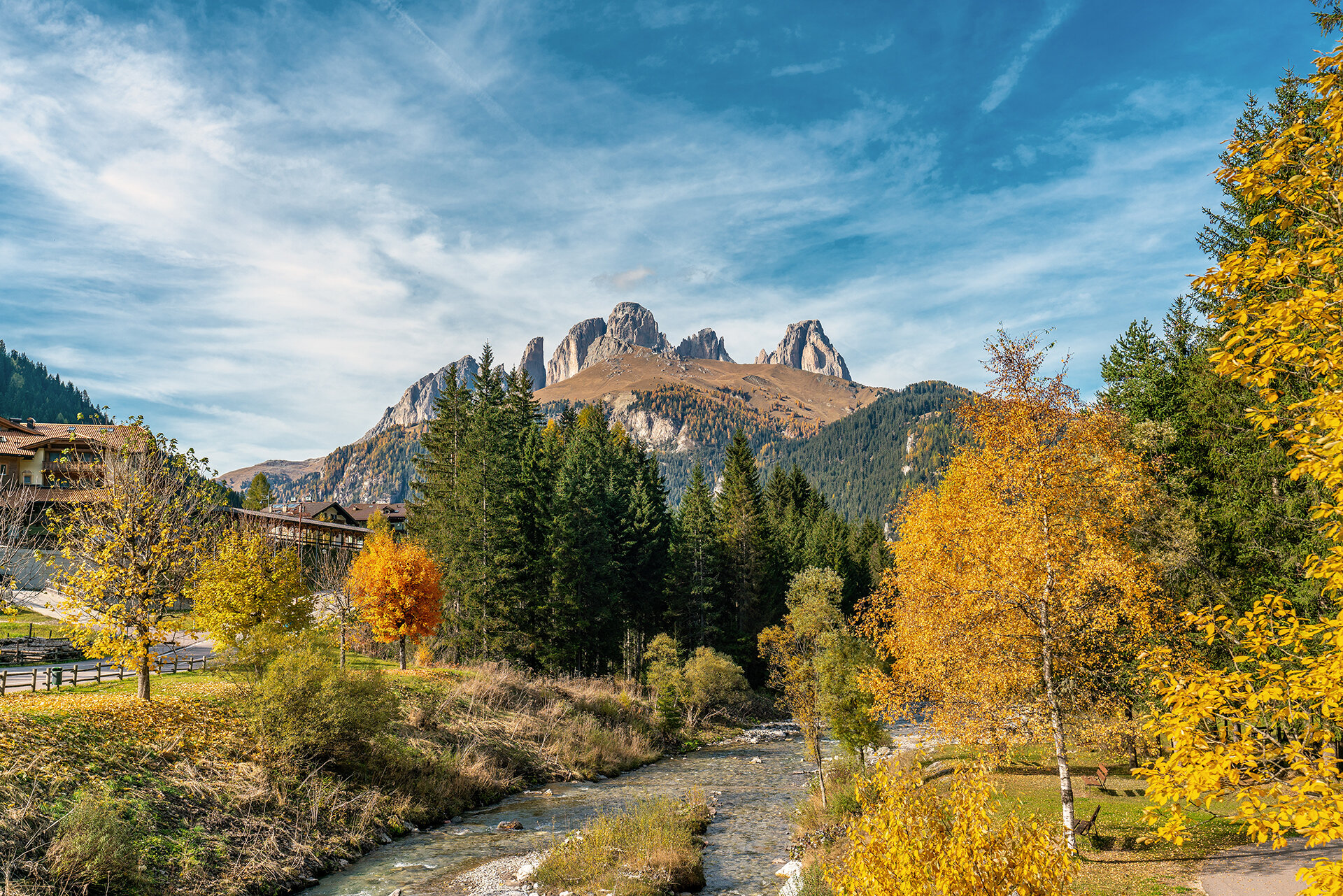 Il fiume Avisio in autunno visto da Alba (Canazei) , sullo sfondo il Sassolungo | © Archivio Immagini APT Val di Fassa