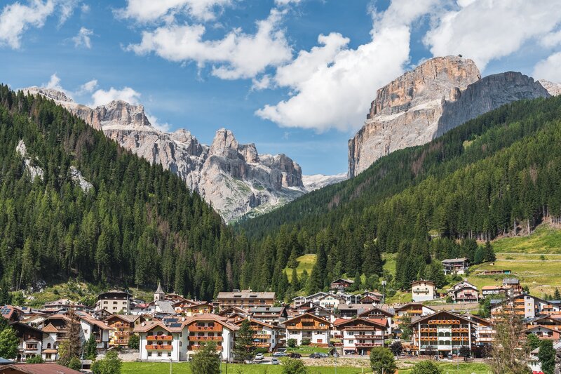 Vista dal paese di Canazei, in Val di Fassa, sulle Dolomiti | © Patricia Ramirez - Archivio Immagini ApT Val di Fassa