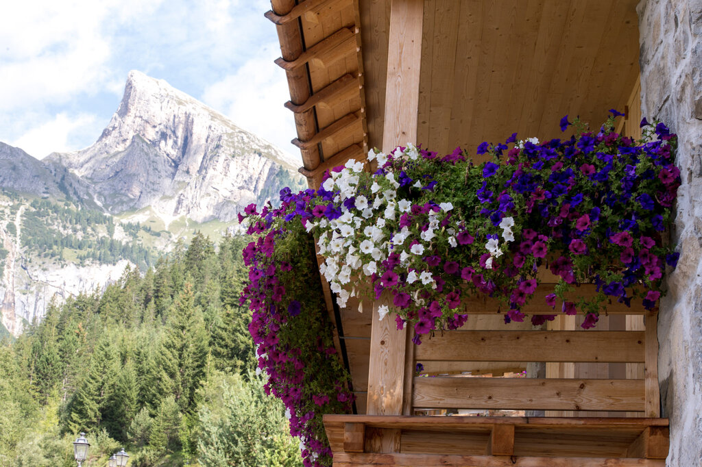 Balcone fiorito in una casa di Mazzin in Val di Fassa | © Mattia Rizzi - Archivio Immagini ApT Val di Fassa
