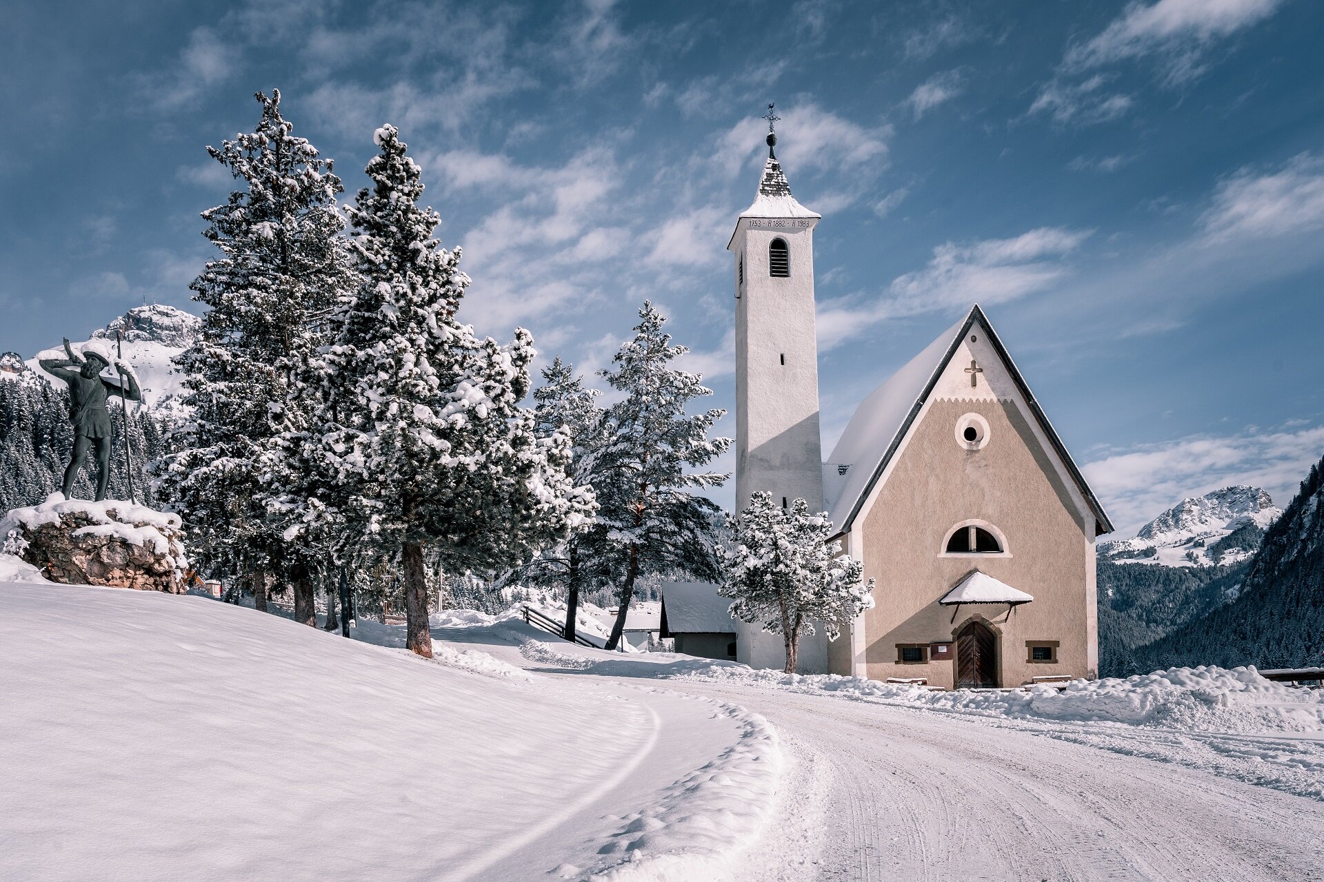 Chiesa di Nostra Signora del Carmelo ricoperta di neve a Fontanazzo, frazione di Mazzin in Val di Fassa | © Patricia Ramirez - Archivio Immagini ApT Val di Fassa