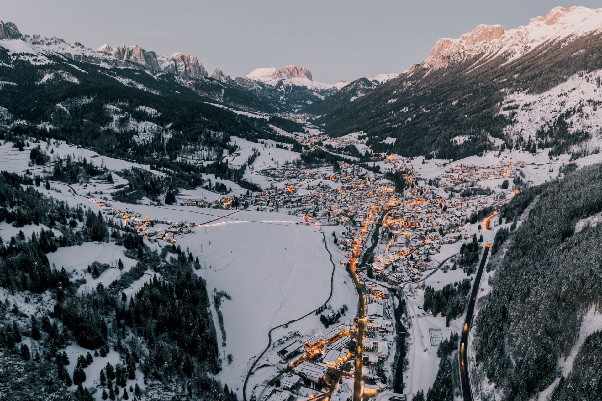 Visuale dall'alto del paese di Moena al tramonto d'inverno | © Archivio Immagini ApT Val di Fassa - Federico Modica