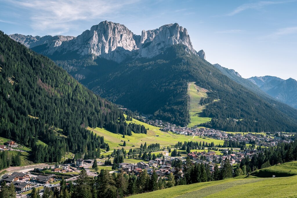 Vista sui paesi di Pozza e Pera di Fassa in estate | © Patricia Ramirez - Archivio Immagini ApT Val di Fassa