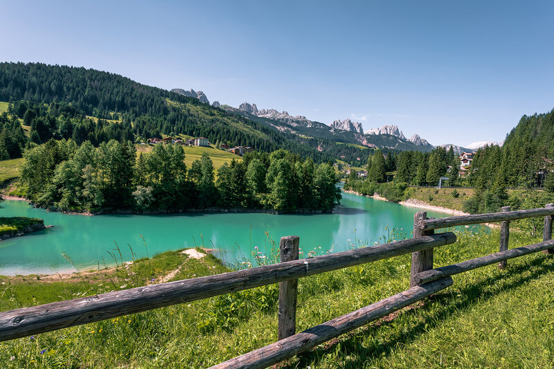 Vista dall'alto del lago di Soraga, nel cuore delle Dolomiti in Val di Fassa | © Patricia Ramirez - Archivio Immagini ApT Val di Fassa