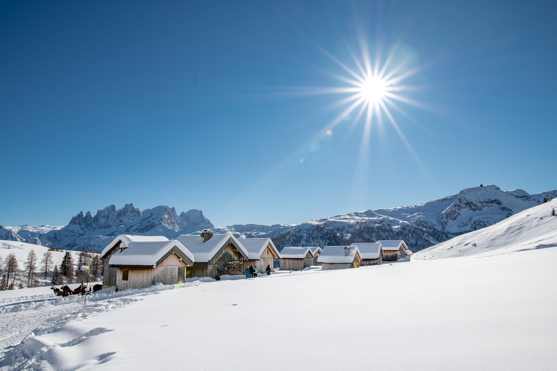 Baite coperte di neve nella conca di Fuciade in Val di Fassa | © Mattia Rizzi  - Archivio Immagini ApT Val di Fassa