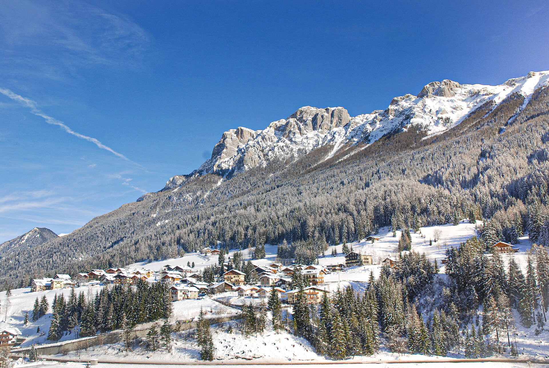 Il paese di Soraga di Fassa in inverno, con vista sull'abitato di Soraga Alta e Cima Dodici | © Pierpaolo Boso - Archivio Immagini ApT Val di Fassa