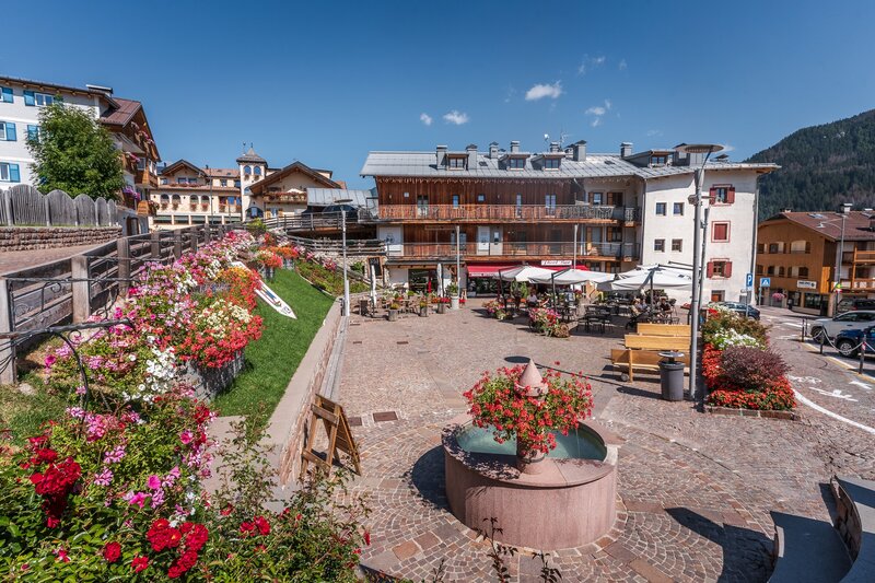 Piazza nel centro di Vigo di Fassa, nel comune di Sèn Jan | © Patricia Ramirez - Archivio Immagini ApT Val di Fassa