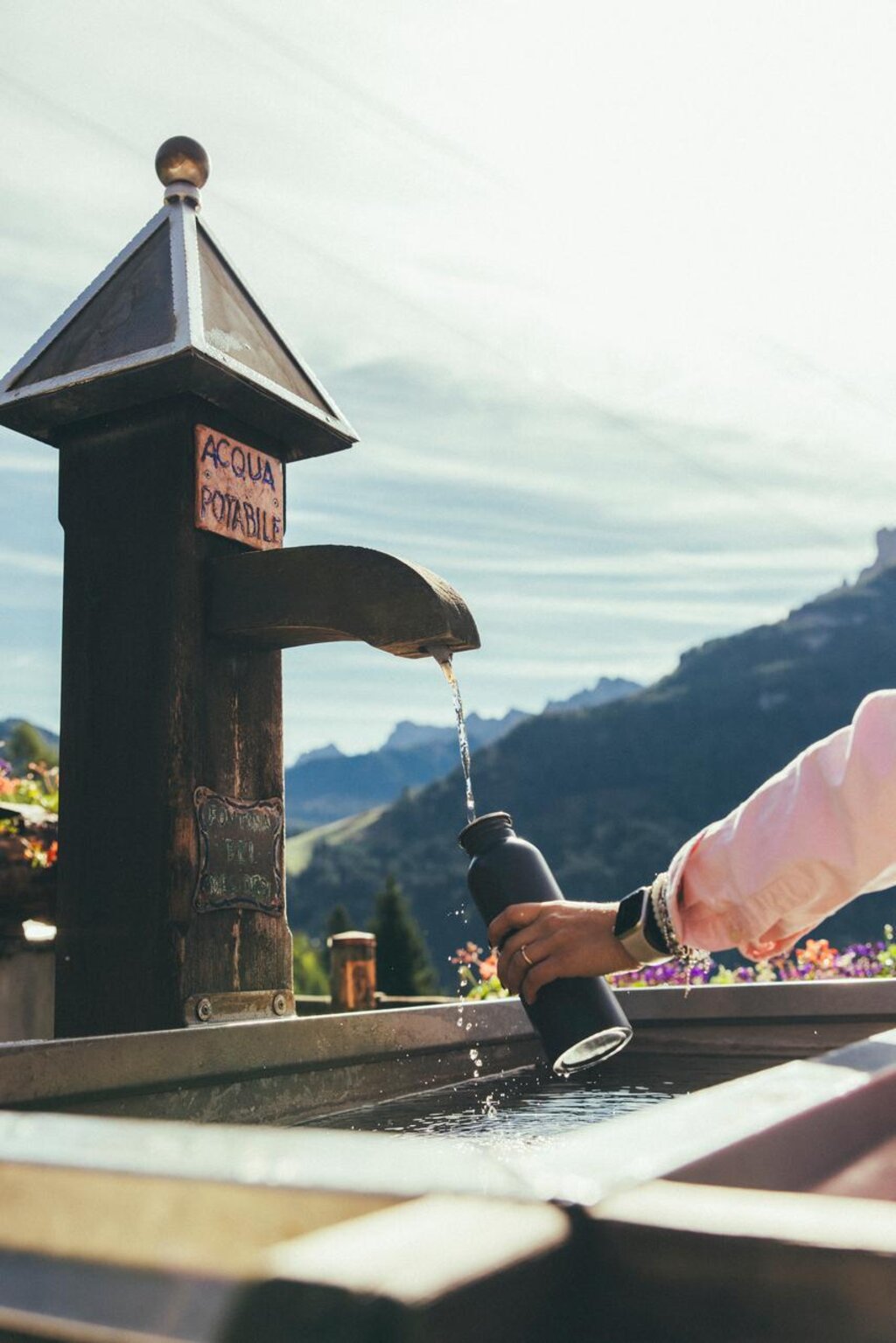 Borraccia viene riempita da una fontana lungo un sentiero