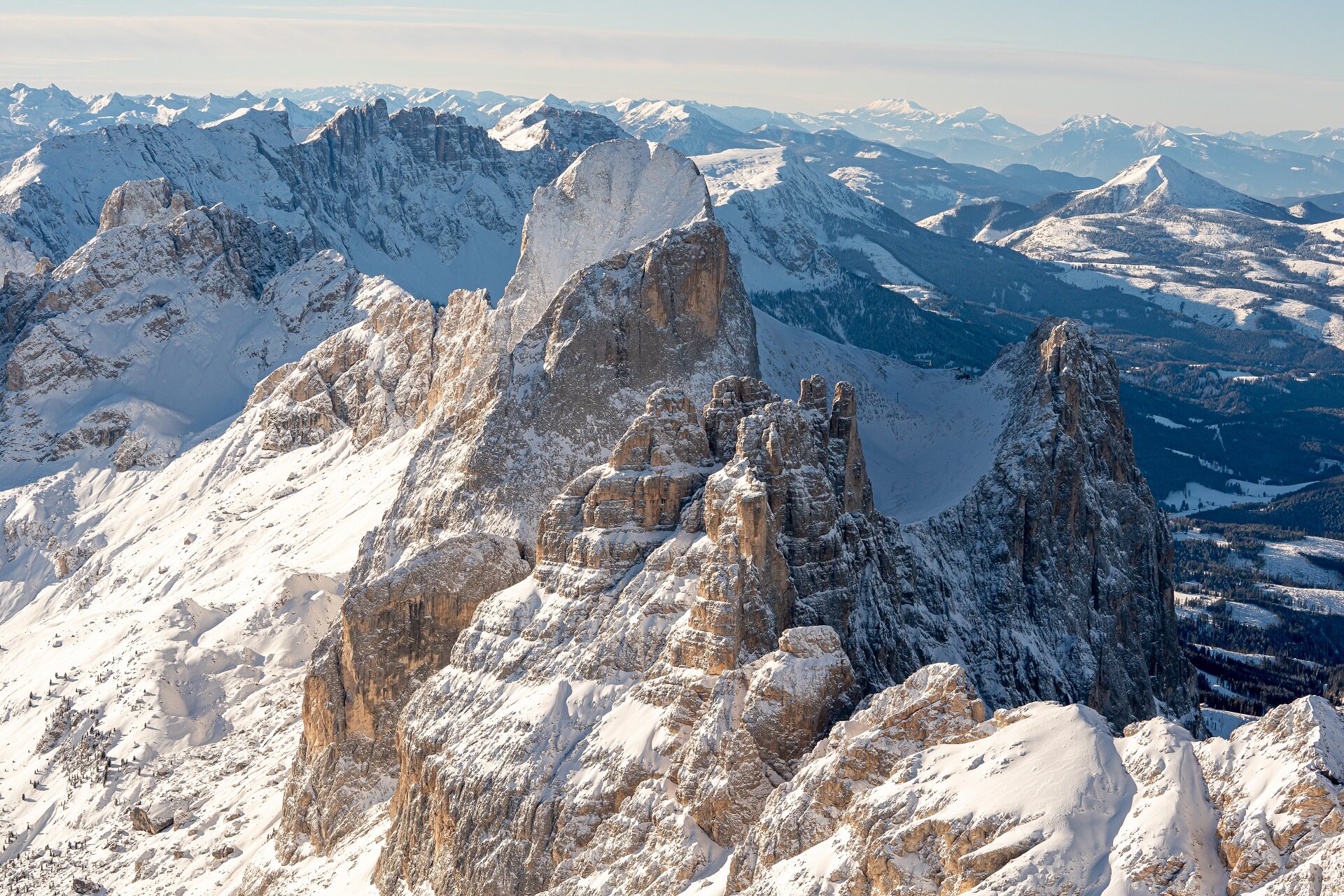 Dolomiti innevate viste dall'alto in Val di Fassa | © Mattia Rizzi  - Archivio Immagini ApT Val di Fassa
