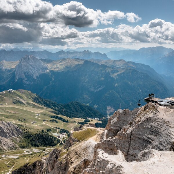 Punto panoramico al Sass Pordoi in Val di Fassa visto dall'alto | © Andrea Costa, Sitc - Archivio Immagini ApT Val di Fassa