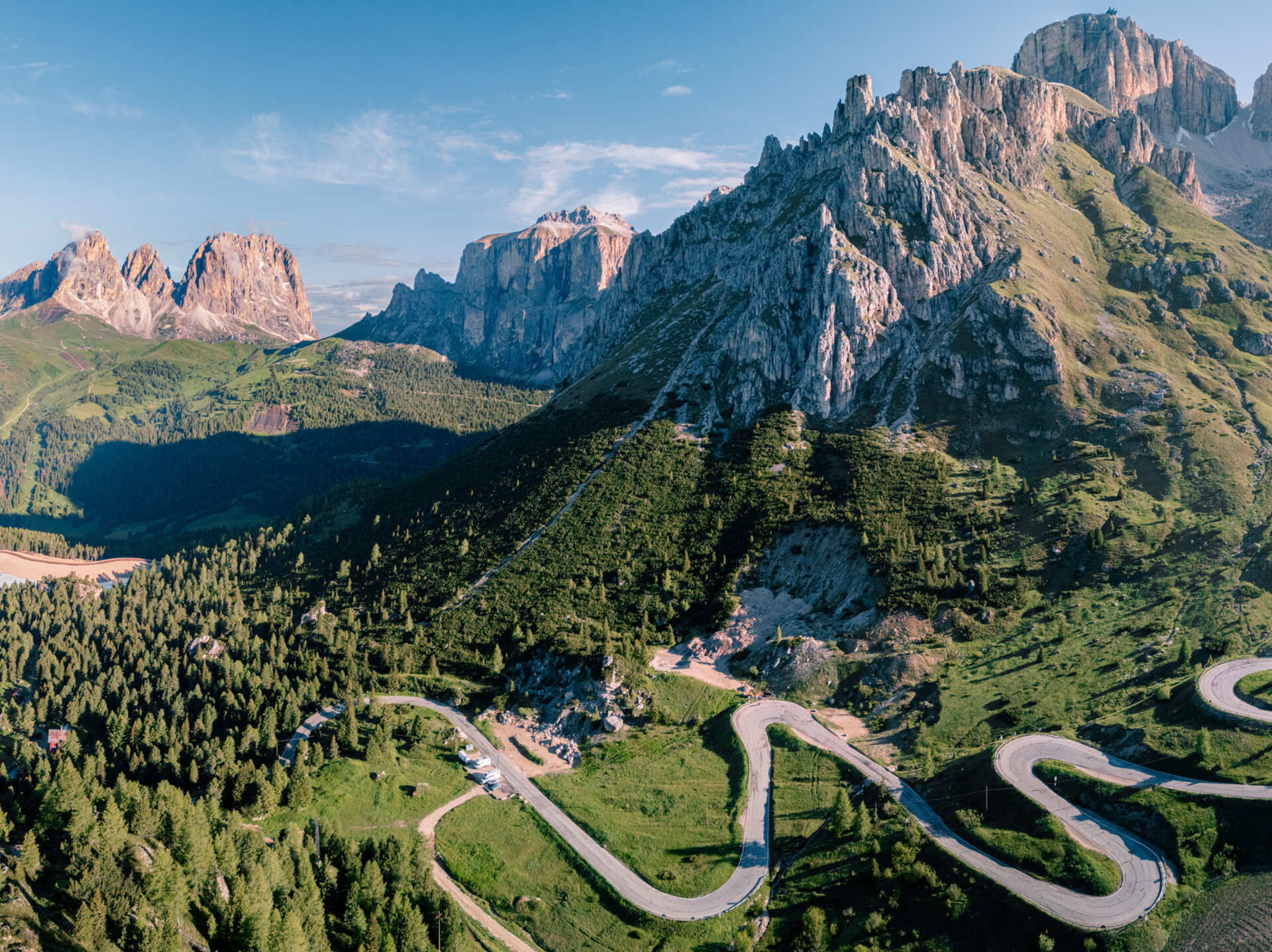 Visione aerea di un passo di montagna fra le dolomiti in estate | © Archivio immagini ApT Val di Fassa - Patricia Ramirez