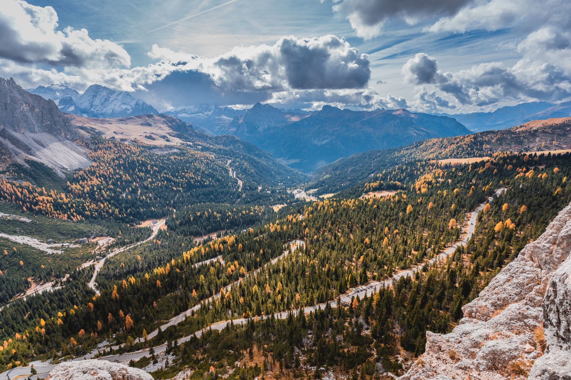 Visuale aerea della strada che porta la Passo Sella in autunnoc on vista sulle Dolomiti | © Archivio immagini ApT Val di Fassa - Patricia Ramirez