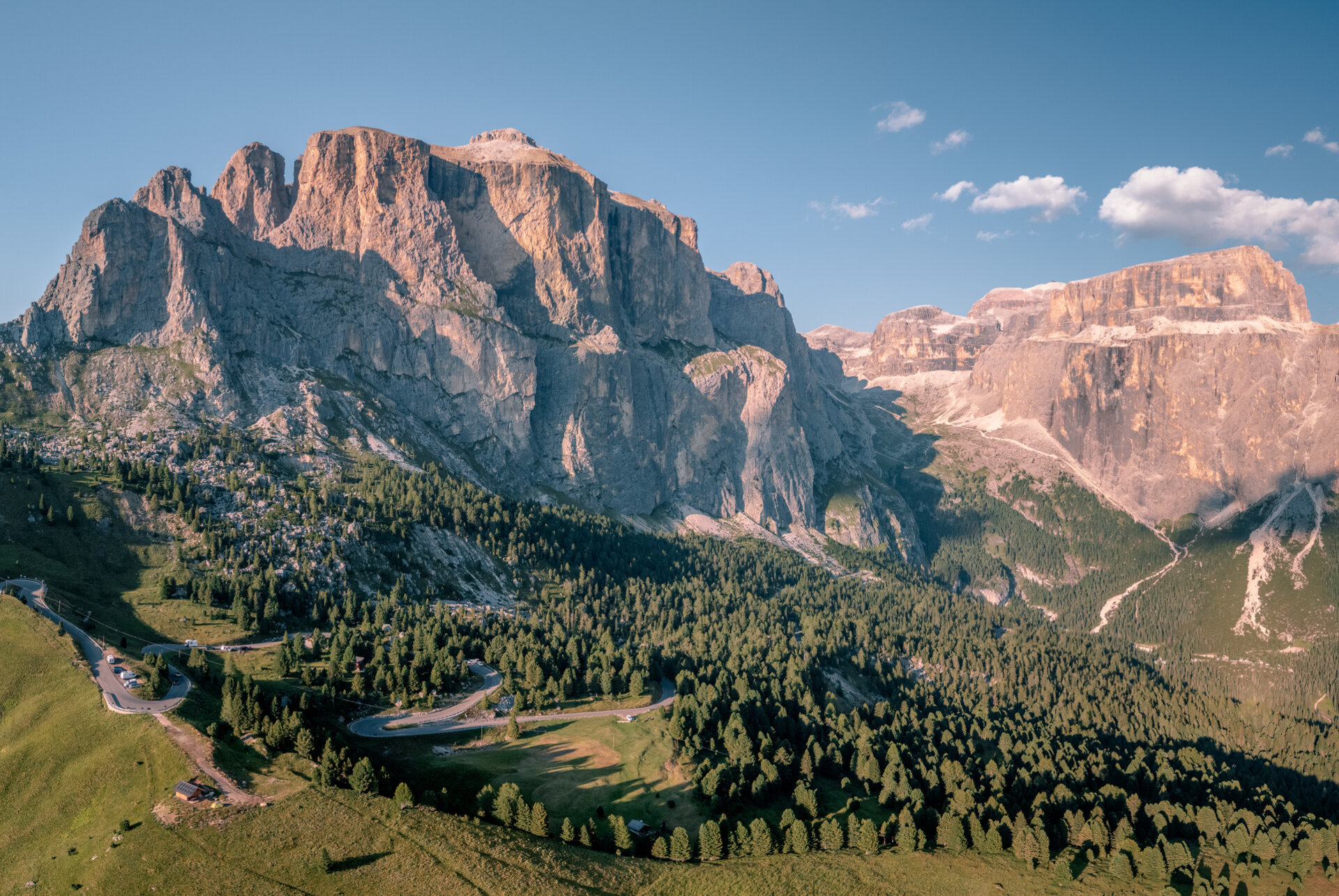 Visione aerea di un passo di montagna fra le Dolomiti | © Archivio immagini ApT Val di Fassa - Patricia Ramirez