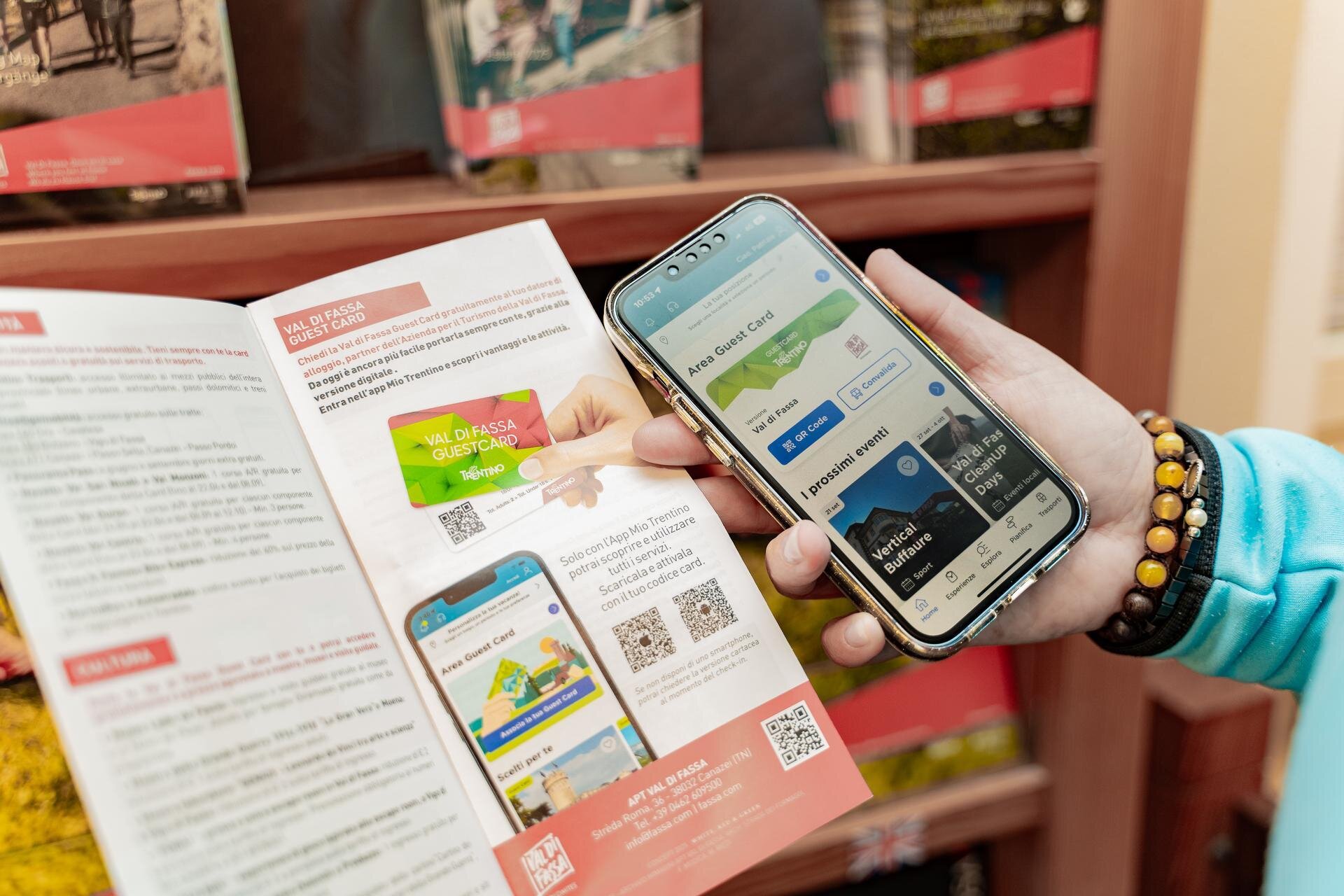 Volantino e app della Val di Fassa Guest Card | © Archivio immagini ApT Val di Fassa - Patricia Ramirez