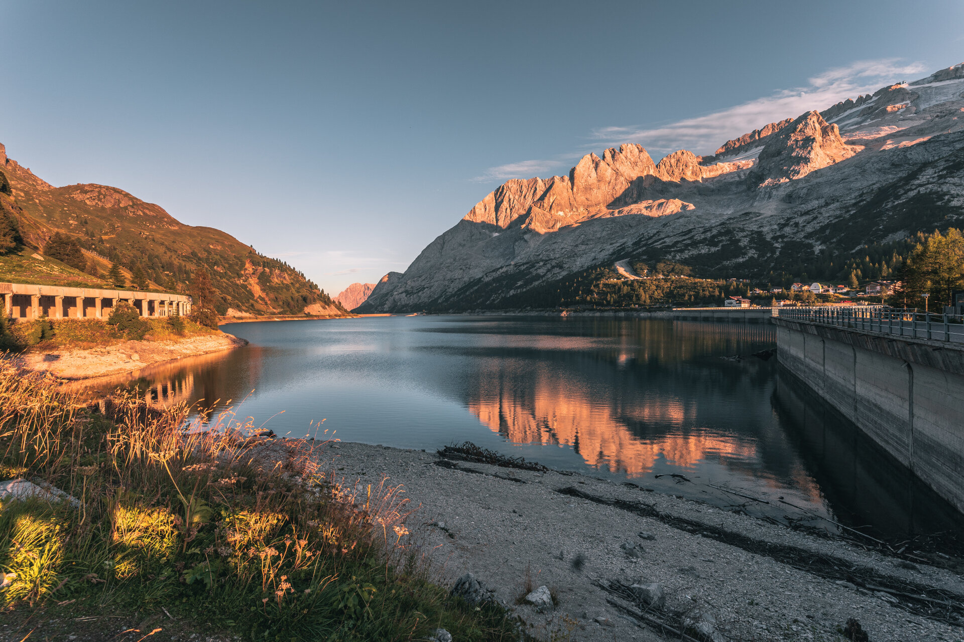 Lago di Fedaia ai piedi della Marmolada | © Patricia Ramirez - Archivio Immagini ApT