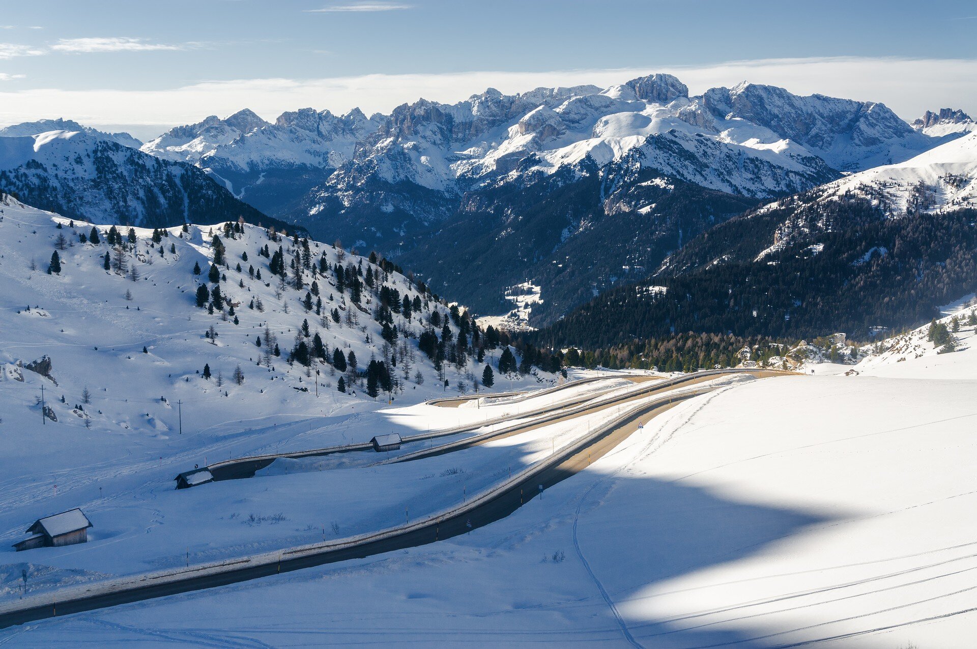 Strada verso passo Pordoi in inverno | © Archivio Immagini ApT Val di Fassa