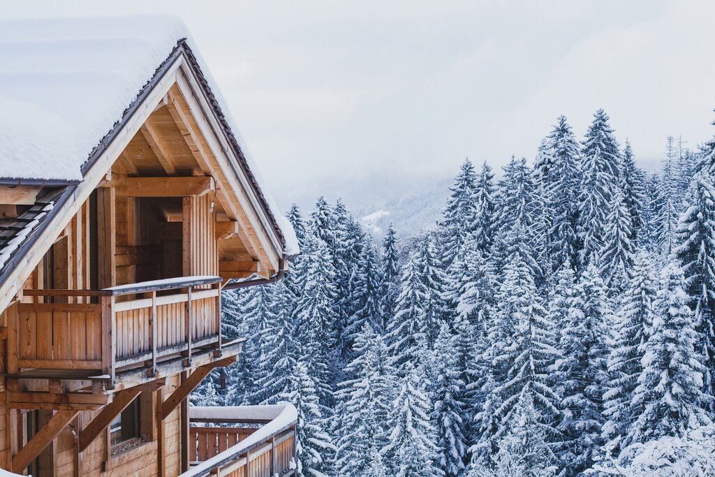 Dettaglio di un tetto in legno chiaro ricoperto di neve