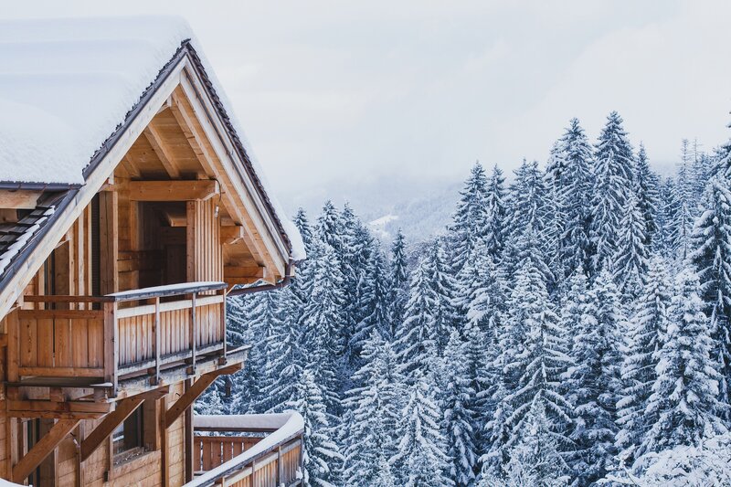 Dettaglio di un tetto in legno chiaro ricoperto di neve | © Archivio Immagini Val di Fassa