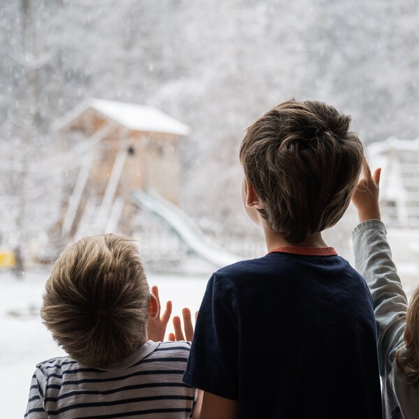 Bambini che guardano il paesaggio innevato | © Archivio Immagini Val di Fassa