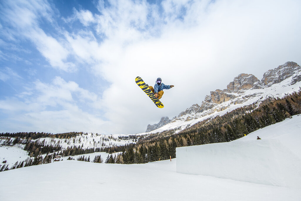 Snowpark Carezza Snowboarder High Jump Rosengarten