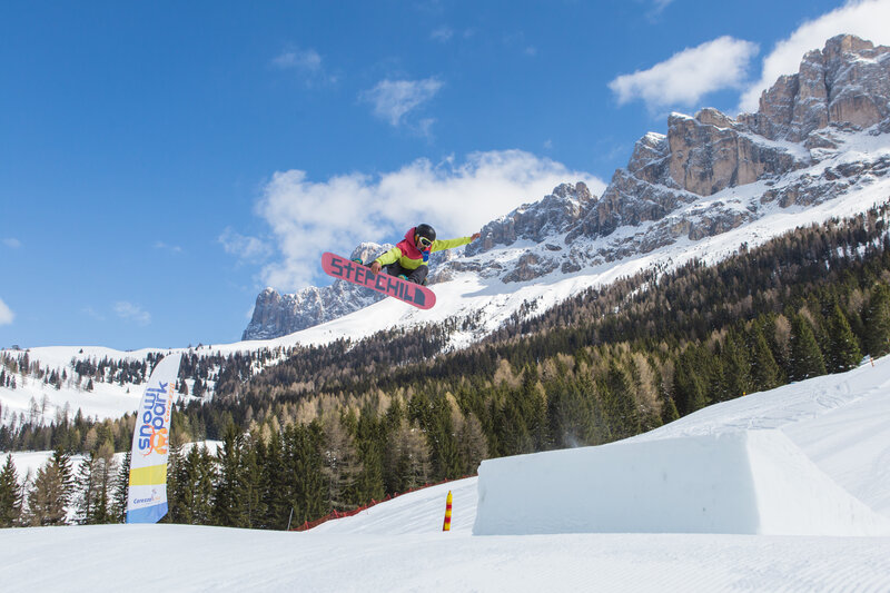 Snowpark Carezza Snowboarder High Jump Rosengarten 2