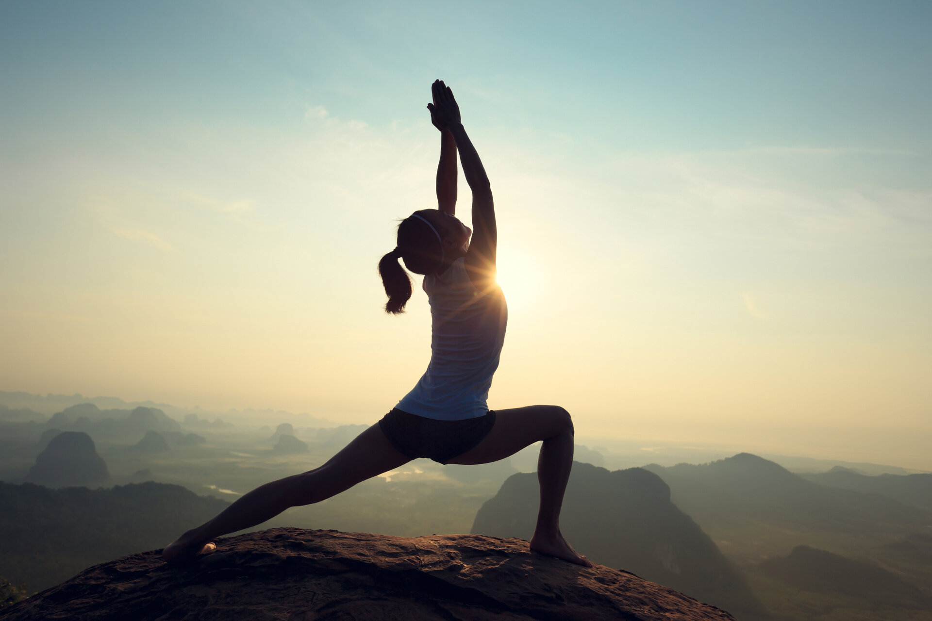 Persona che fa yoga nella natura | © Archivio Immagini ApT Val di Fassa