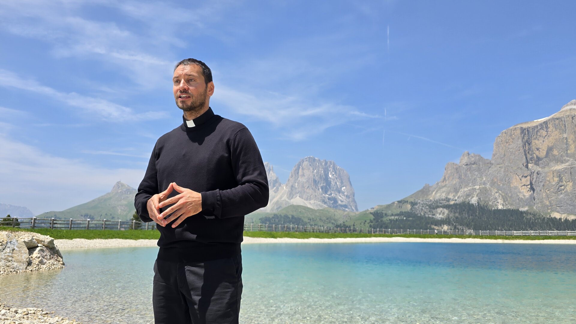 Don Davide Benzato mentre conduce la puntata de "I Viaggi del Cuore" in Val di Fassa | © Archivio Immagini Val di Fassa