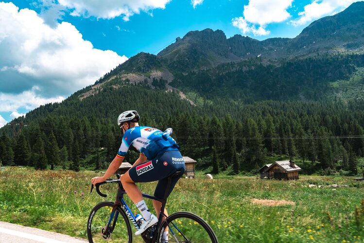 Tim Merlier della Soudal Quick Step che si allena in val di Fassa